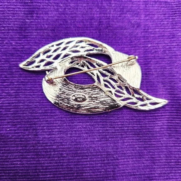 Vintage Celebrity NY Brooch Signed Silver Tone Ribbon Swirl Shiny Elegant - Picture 4 of 8